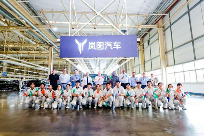 详细阅读:多国驻华使节走进岚图 与6000万用户共同见证全新梦想家上市 多国驻华使节走进岚图 与6000万用户共同见证全新梦想家上市
